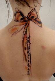 grožio kaklas gražus tekančio tatuiruotės modelio paveikslas