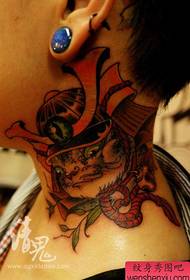 fiú klasszikus tetovált macska tetoválás mintája a nyakán