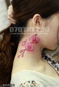 vrouwelijke nek kleur pruim tattoo patroon