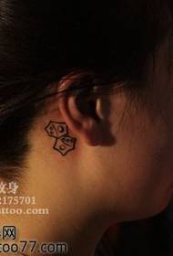 Patrón hermoso del tatuaje de los dados del tótem del cuello