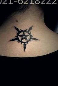 გოგონა კისრის მოდის ტოტემი Pentagram tattoo model