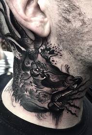 λαιμό κακό 3d μαύρο και άσπρο εικόνα του τατουάζ κεφαλής ελάφια είναι εκπληκτικό