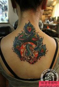 un modello di tatuaggio fenice collo