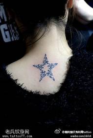 У врату прекрасни узорак звезда тетоважа са петокраком