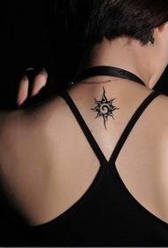 კისრის Sun Totem Tattoo- ის ნიმუში