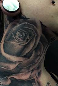 zwart grijs rose tattoo patroon in de nek