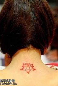 wzór tatuażu lotosu na szyi