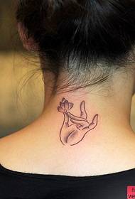 Bara de spectacole pentru tatuaje a recomandat un model de tatuaj de lotus bergamot pentru gât