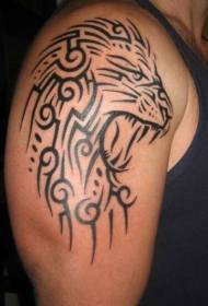 spalla maschile tatuaggio tribale totem testa di leone nero