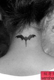 piccolo lavoro di tatuaggio pipistrello collo fresco