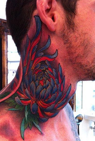 гарний кольоровий візерунок татуювання хризантеми на шиї чоловіка