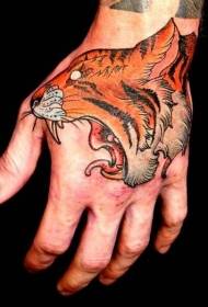 mão de volta cor rugindo padrão de tatuagem cabeça de tigre