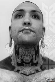 Мушкарци хлађење црних и белих тотемских тетоважа на врату