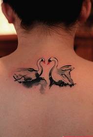 Tattoo show bar anbefalte et tatoveringsmønster for svaner i nakken