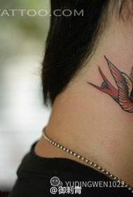紋身秀酒吧推薦耳後彩色燕子紋身圖案
