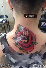 tatuaggio di tatuate di rose à u collu