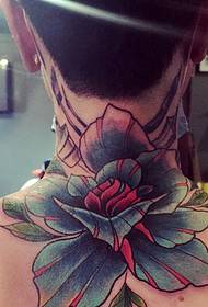 Stort stort blomsterhals tatoveringsbillede er meget iøjnefaldende