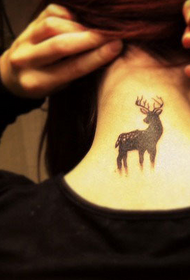 tatuaggio cervo collo schiena ragazza