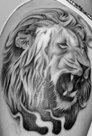 Modello di tatuaggio testa di leone nero grigio spalla
