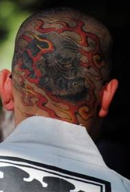 Cabeza masculina cara atrás do cerebro como patrón de tatuaxe en cor chama