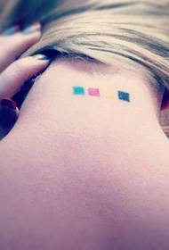 женско раме мале квадратне тетоваже