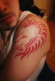 modèle de tatouage tête de lion rouge épaule masculine