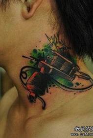 Татуировка на шее на тату-машине