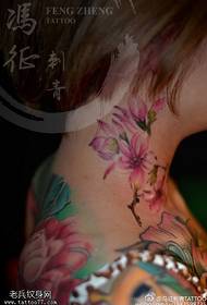Magnolia tatueringsmönster på halsen