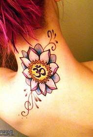 Lijep uzorak tetovaže Lotus Sanskrit za osobnost