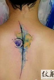 Шыя спіна свежая татуіроўка канюшыны малюнак