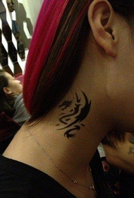 cool Totem Draach Tattoo am Hals vun der Niess