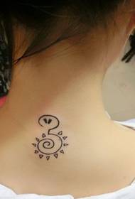 Una imatge simple i senzilla del tatuatge d'un sol bell coll