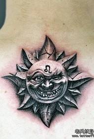 La barra dello spettacolo del tatuaggio ha raccomandato un modello del tatuaggio del sole totem al collo
