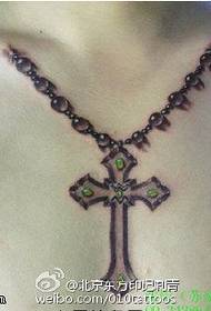 Tatwaġġ realistiku tal-necklace cross fuq l-għonq 33015 - Mudell tat-tatwaġġ Necklace tal-Moda Necklace