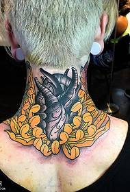 Modello del tatuaggio del cuore del crisantemo del collo
