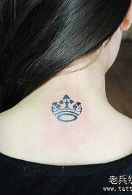 женская шея маленькая свежая группа татуировки короны