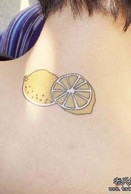 여자의 목 레몬 문신 패턴