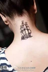 leher kecantikan pola tato berlayar segar dan elegan