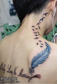 Modello tatuaggio piuma uccello volante libero