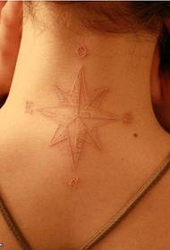 modeli i tatuazhit me yje të bardhë me pesë cepa në qafë femra
