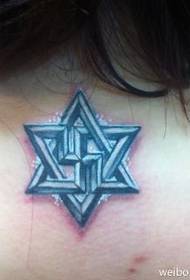 un atractivo tatuaje de estrella de seis puntas en el cuello de una niña