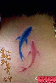 modello di tatuaggio di pesce piccolo colore collo della ragazza