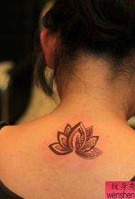 bir boyun lotus dövme deseni