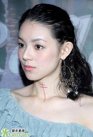 мисли гурба зан-актрисаи Тайван зани Ouyang Jing гардани Tattoo тасвир
