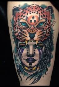 Mulleres modernas e tradicionais de cor de estilo tradicional con tatuaxe de casco leopardo
