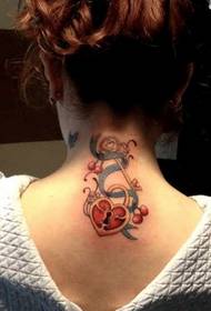 lány nyakával festett zár minta tetoválás kép