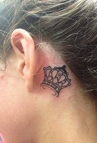 malé korunní tetování za dívčím uchem