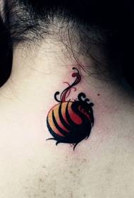 a la chica le gusta el tatuaje del fénix color tótem