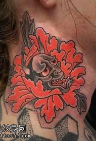 tatuaggio maschera di peonia sul collo