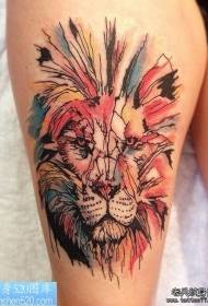 Lábszár színű oroszlán fej tetoválás mintával